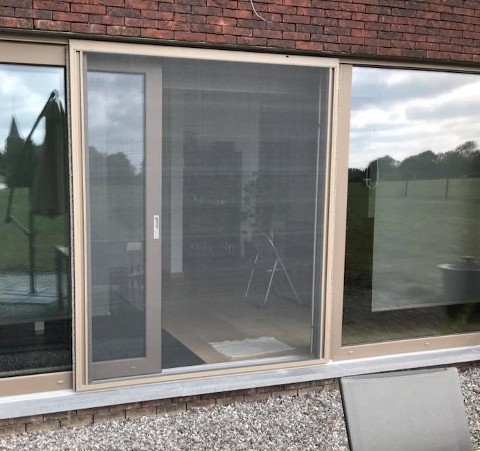 Toile pleine sur ce moustiquaire coulissant haut de gamme.
Cela donne une belle visibilit&eacute; sur votre jardin. 