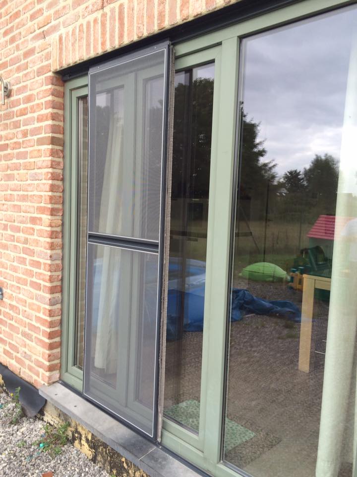 Moustiquaire coulissant classic de couleur identique au ch&acirc;ssis.