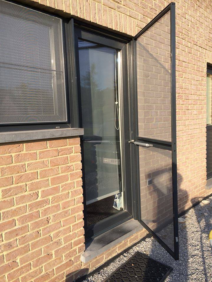 Porte moustiquaire Classic couleur Gris anthracite avec fermeture automatique. Encadrement plac&eacute; contre le ch&acirc;ssis