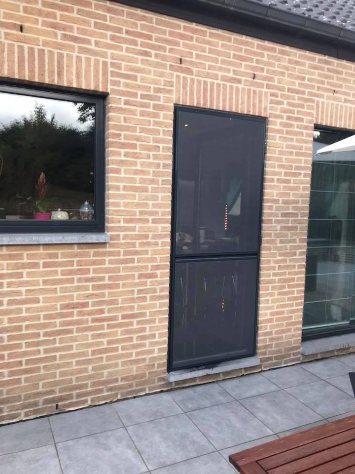 Porte moustiquaire Elegance couleur Gris anthracite plac&eacute;e dans la brique